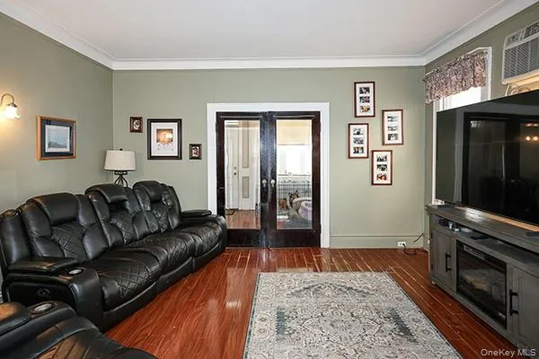 7333 71st Place Glendale, NY 11385