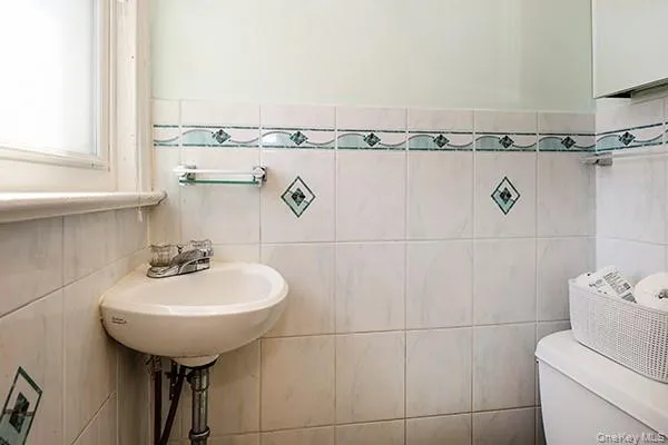 7333 71st Place Glendale, NY 11385