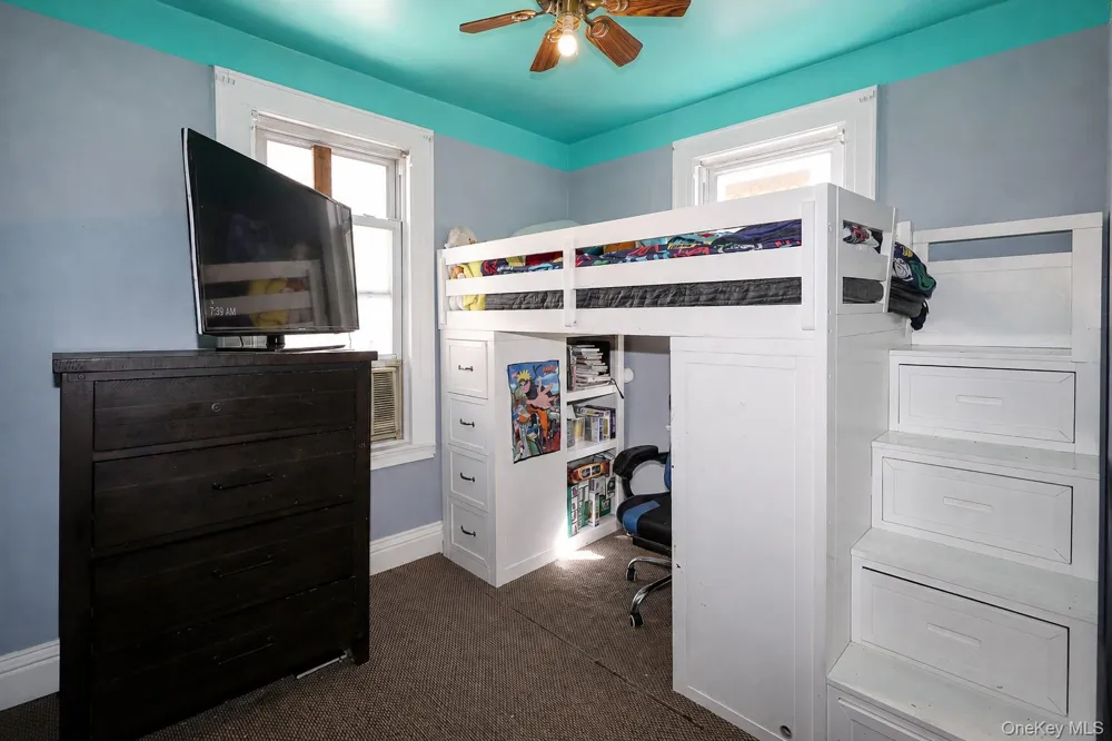7333 71st Place Glendale, NY 11385