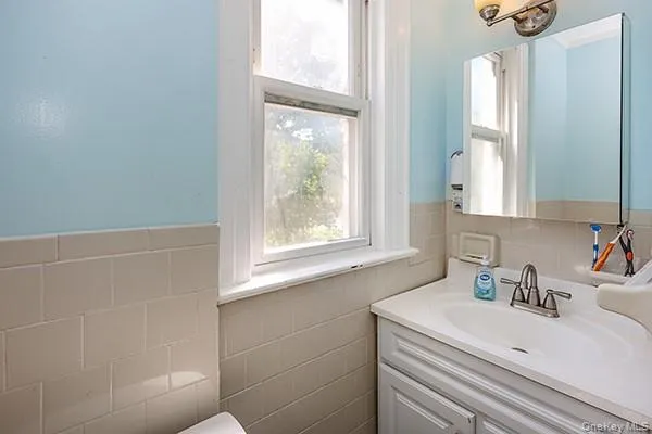 7333 71st Place Glendale, NY 11385