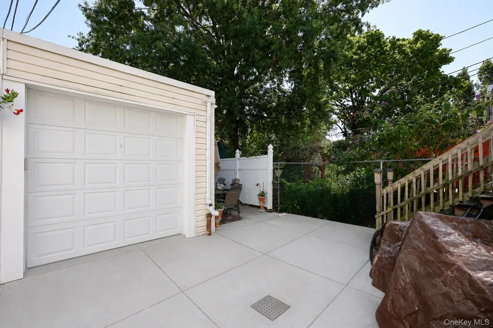 7333 71st Place Glendale, NY 11385