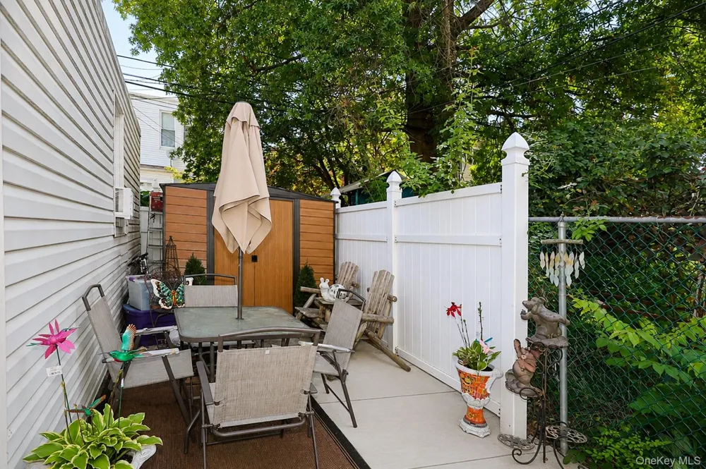 7333 71st Place Glendale, NY 11385