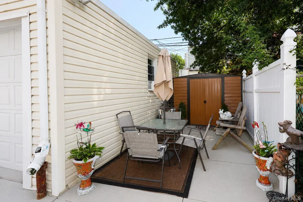 7333 71st Place Glendale, NY 11385