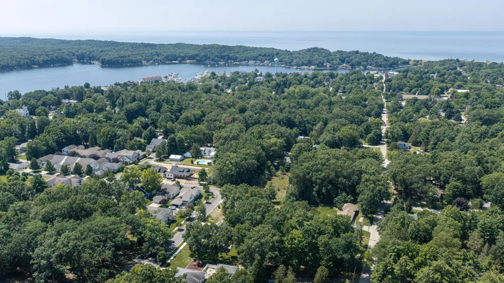 26 Kenneth Street Pentwater, MI 49449