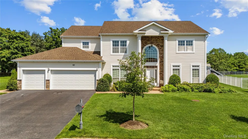 29 Hamlet Woods Drive Saint James, NY 11780