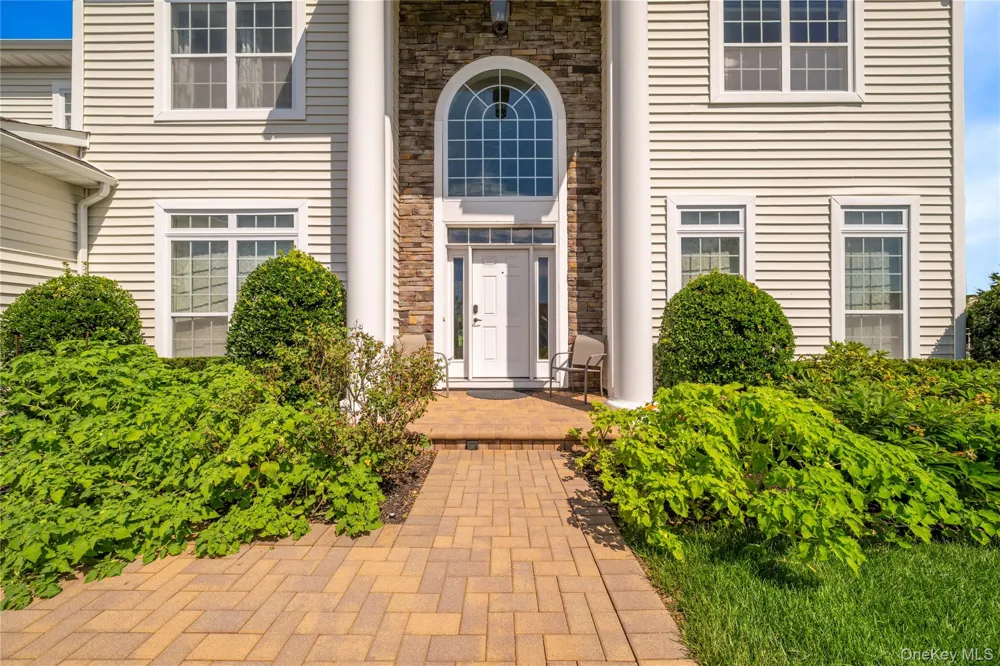29 Hamlet Woods Drive Saint James, NY 11780
