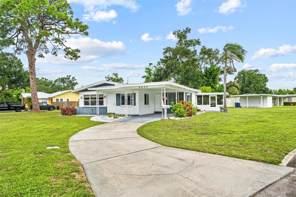 2237 2ND AVENUE E Bradenton, FL 34208