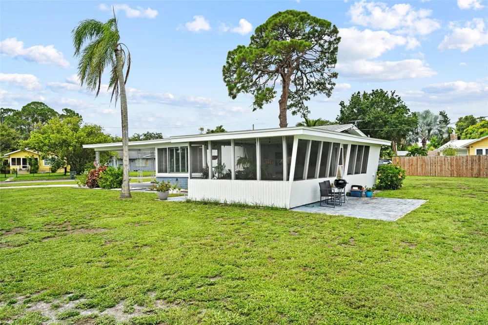 2237 2ND AVENUE E Bradenton, FL 34208