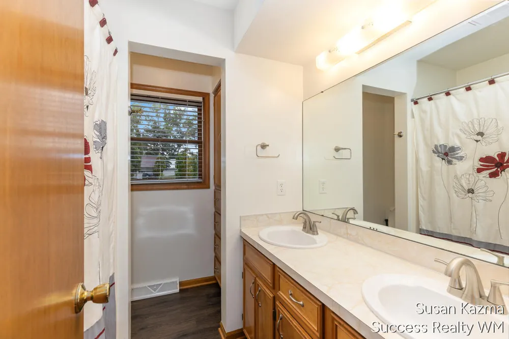 4425 Lucas Drive SW Grandville, MI 49418