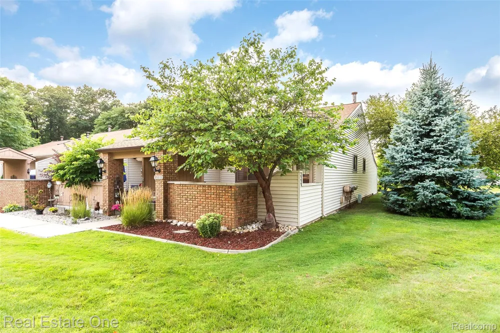 25111 Hamilton Court #6 South Lyon City, MI 48178