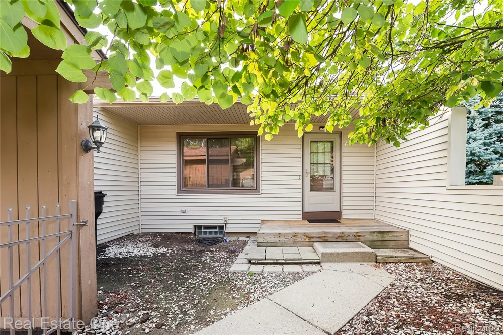 25111 Hamilton Court #6 South Lyon City, MI 48178