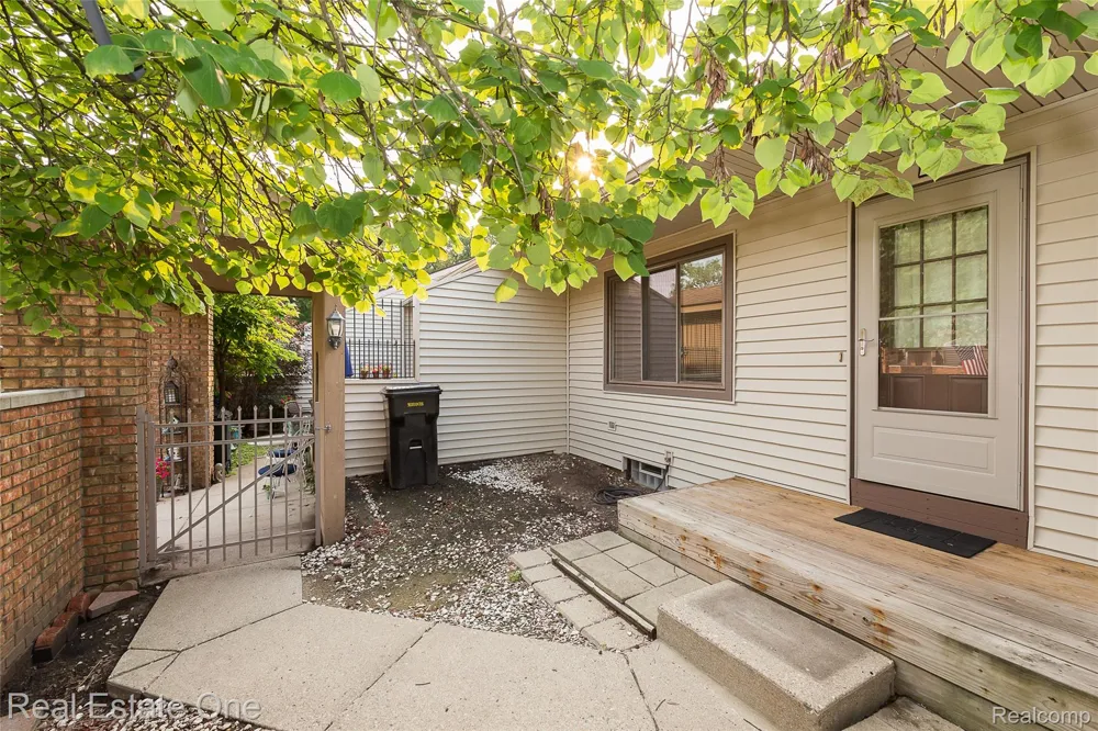 25111 Hamilton Court #6 South Lyon City, MI 48178