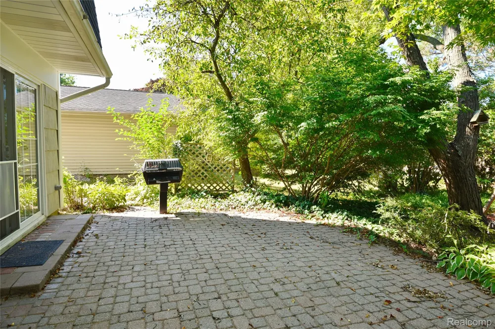 4663 Mill Pond Drive Troy City, MI 48085