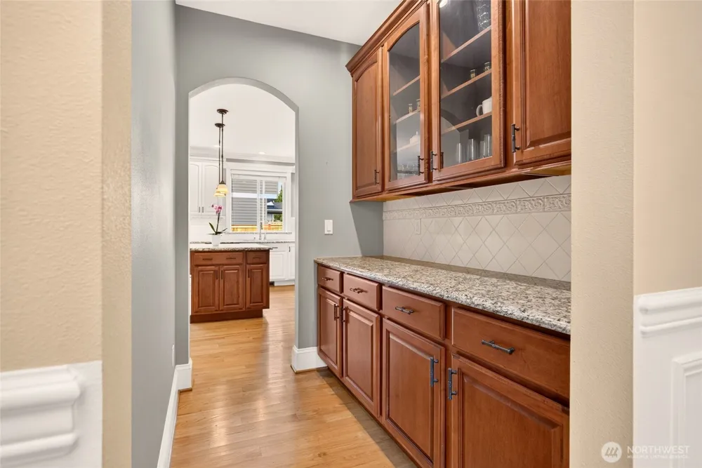 15516 56th Avenue W Edmonds, WA 98026
