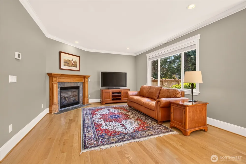 15516 56th Avenue W Edmonds, WA 98026