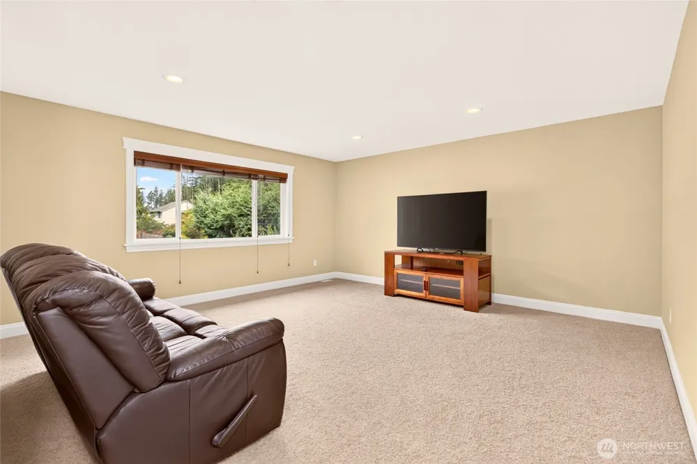 15516 56th Avenue W Edmonds, WA 98026