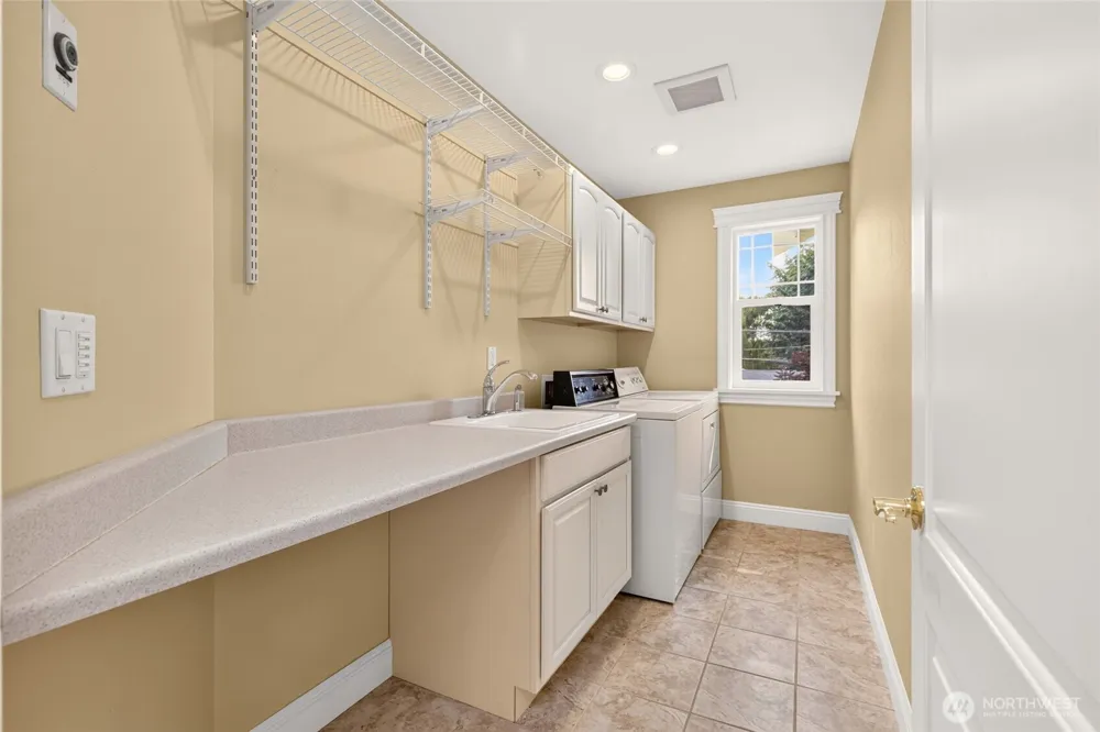 15516 56th Avenue W Edmonds, WA 98026