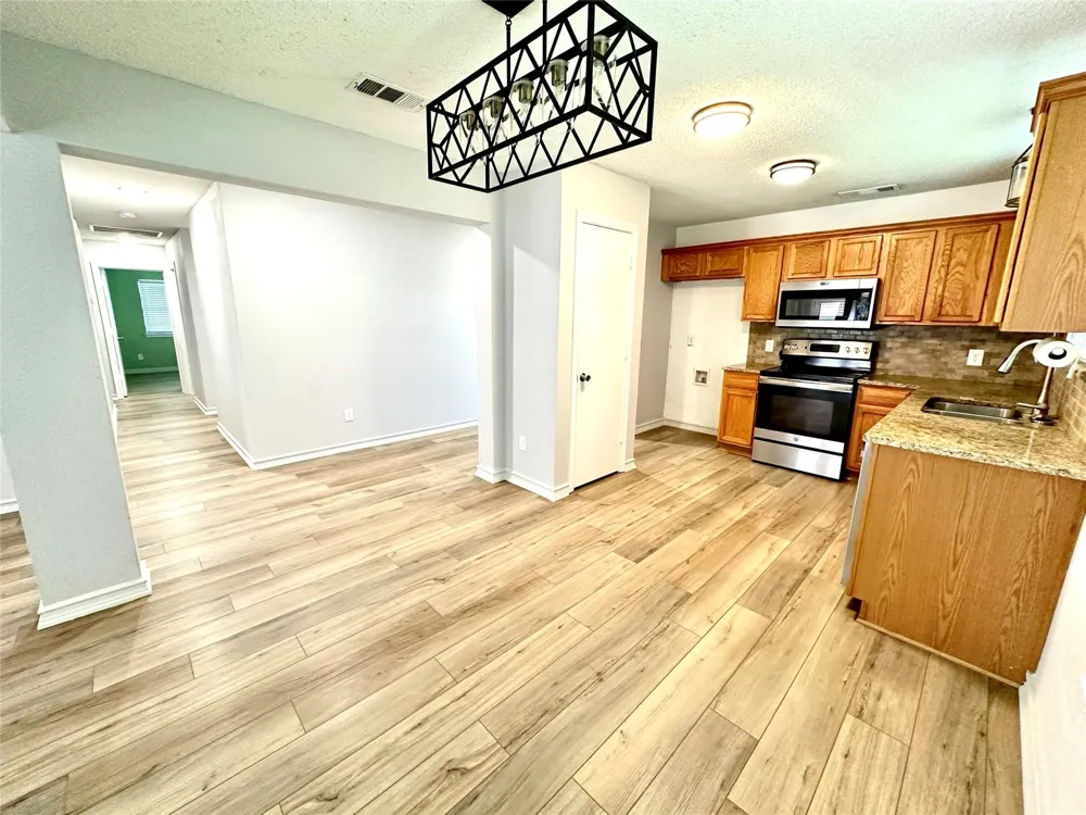 1509 Creekside Avenue Sherman, TX 75092