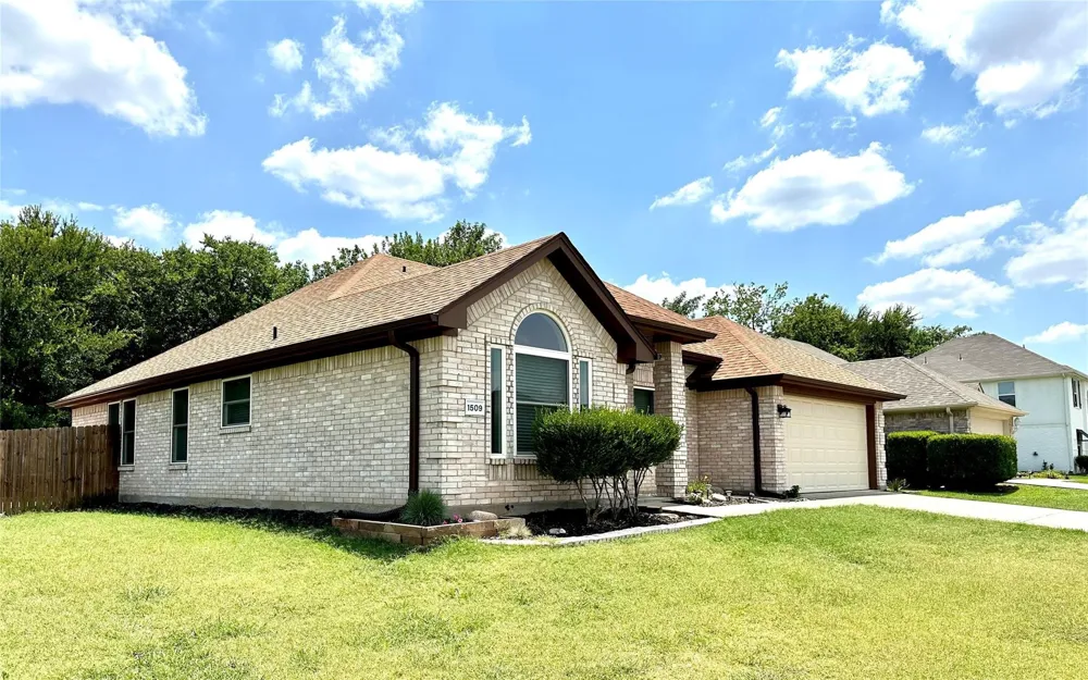 1509 Creekside Avenue Sherman, TX 75092