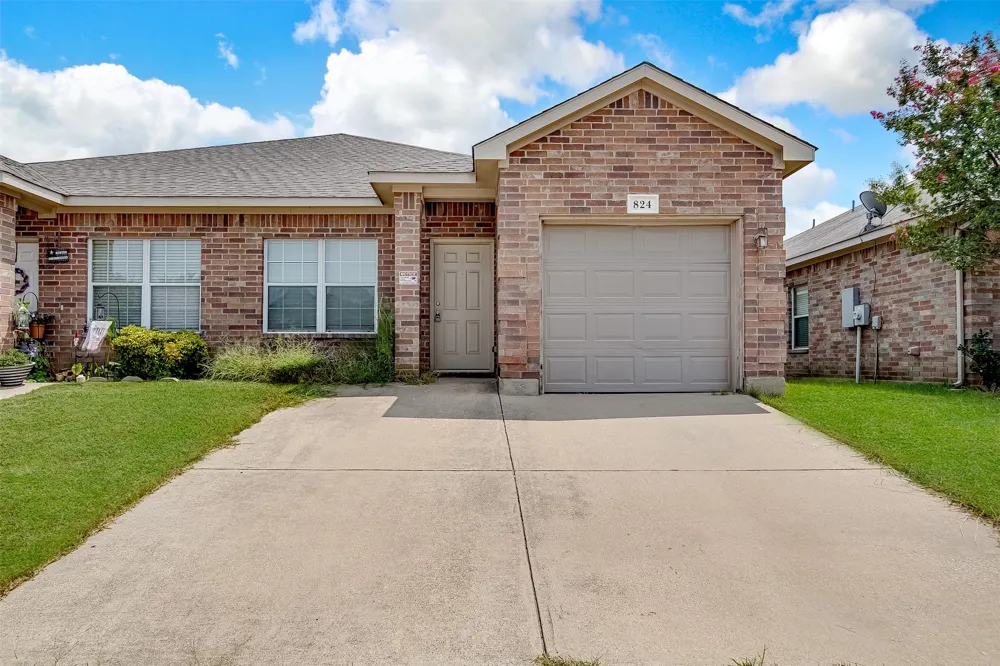 824 Walnut Street Burleson, TX 76028