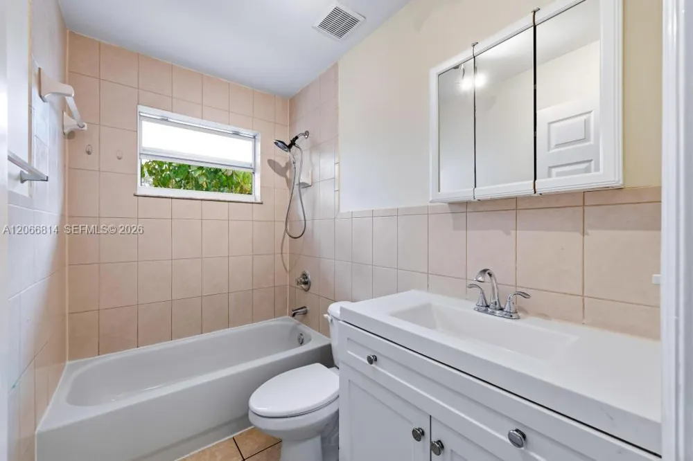 3072 NW 14th St #REAR Miami, FL 33125