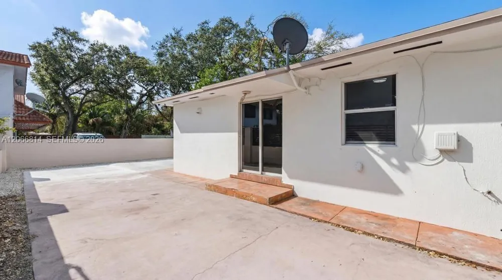 3072 NW 14th St #REAR Miami, FL 33125