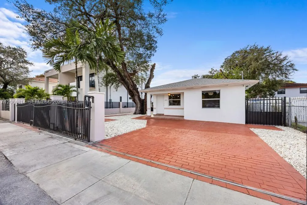 3072 NW 14th St #REAR Miami, FL 33125