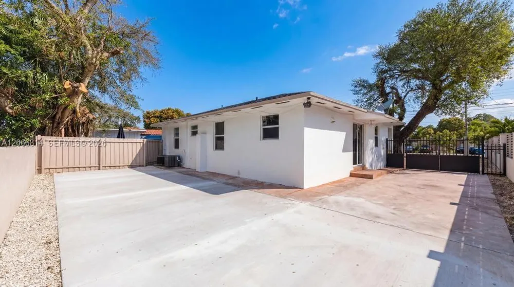 3072 NW 14th St #REAR Miami, FL 33125