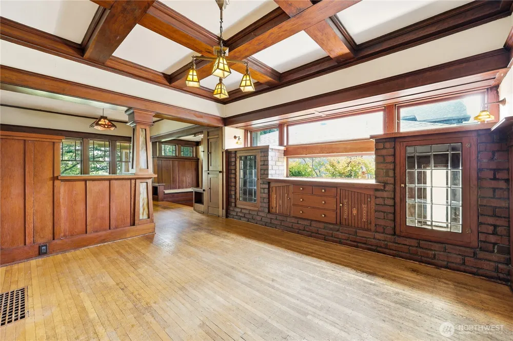 4747 4th Avenue NE Seattle, WA 98105