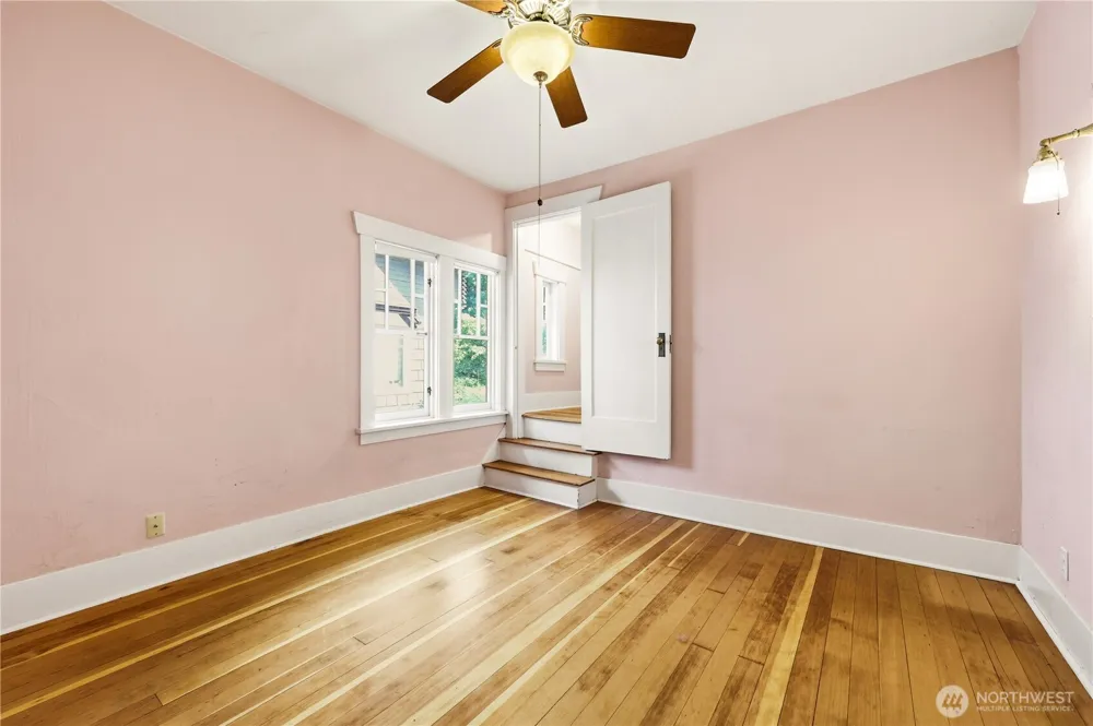 4747 4th Avenue NE Seattle, WA 98105