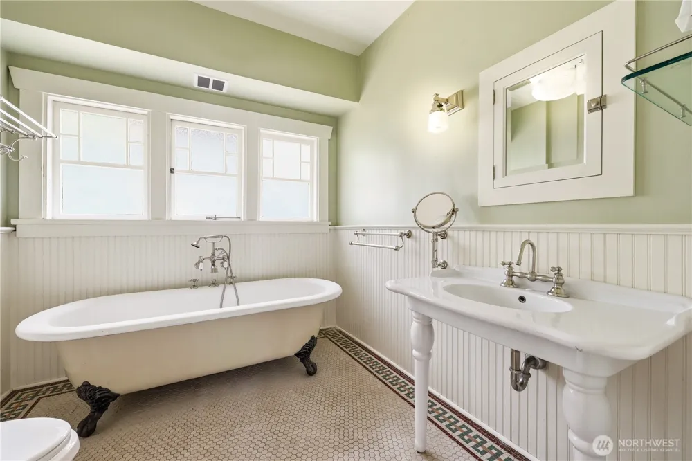 4747 4th Avenue NE Seattle, WA 98105