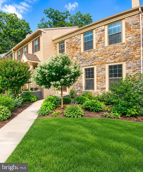 1404 WEATHERSTONE DRIVE #1404