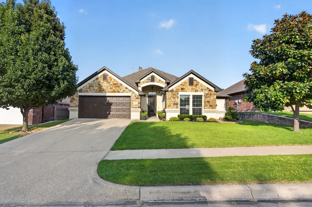 7208 Tour Trail Benbrook, TX 76126