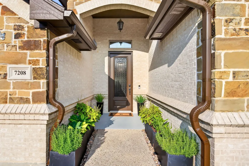 7208 Tour Trail Benbrook, TX 76126