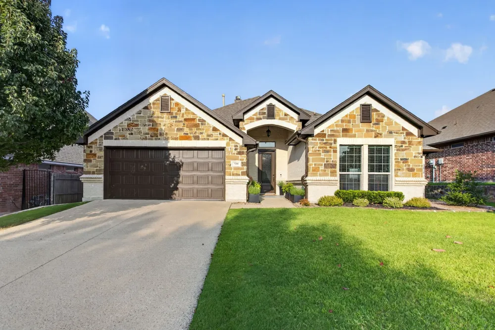 7208 Tour Trail Benbrook, TX 76126