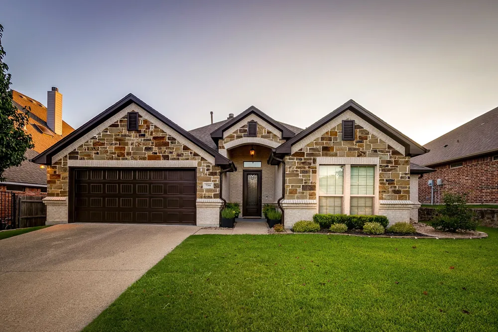 7208 Tour Trail Benbrook, TX 76126