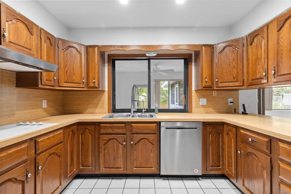 521 FERNWOOD DRIVE Altamonte Springs, FL 32701