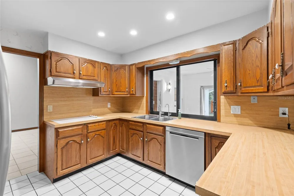 521 FERNWOOD DRIVE Altamonte Springs, FL 32701