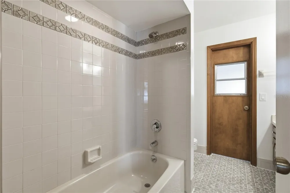 521 FERNWOOD DRIVE Altamonte Springs, FL 32701