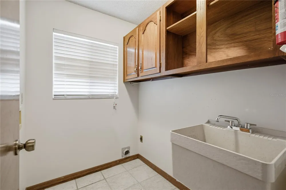 521 FERNWOOD DRIVE Altamonte Springs, FL 32701