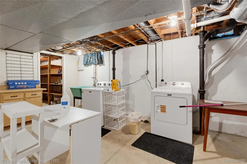 3560 Beach Road Troy City, MI 48084