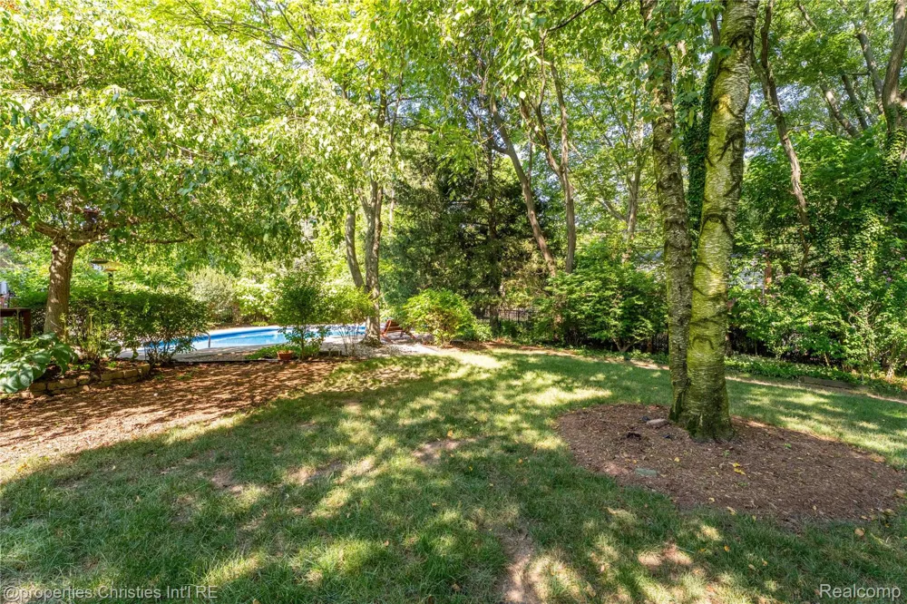 3560 Beach Road Troy City, MI 48084