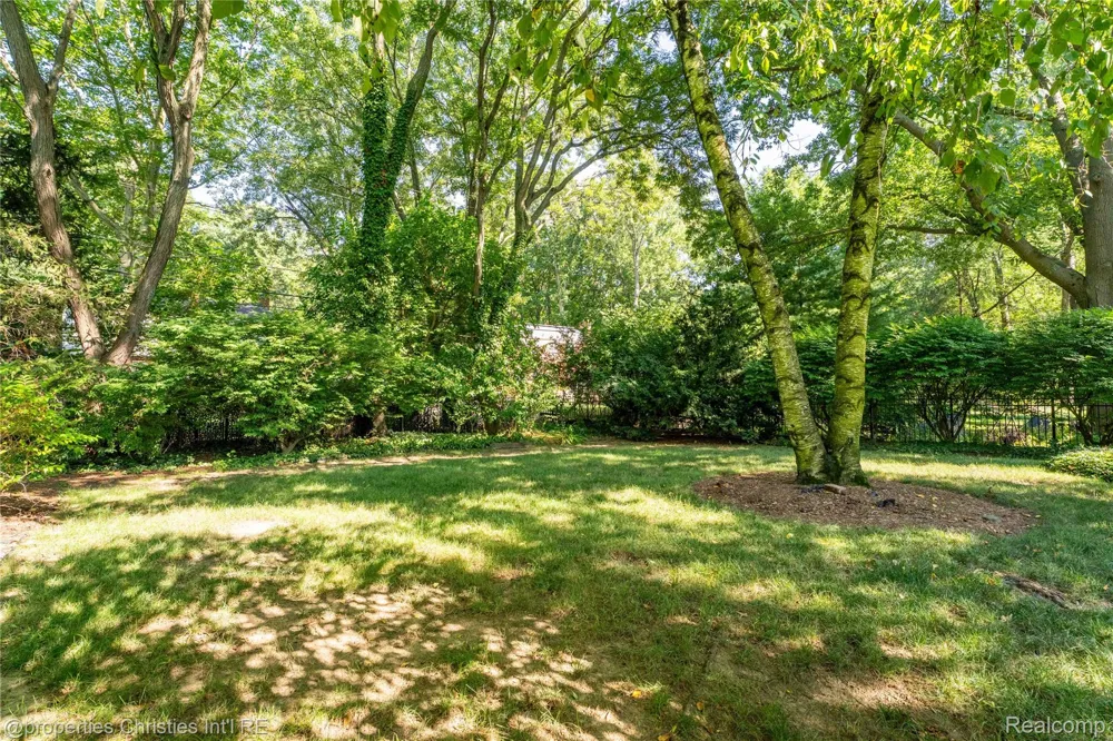 3560 Beach Road Troy City, MI 48084