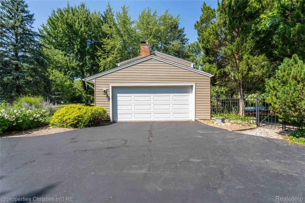 3560 Beach Road Troy City, MI 48084