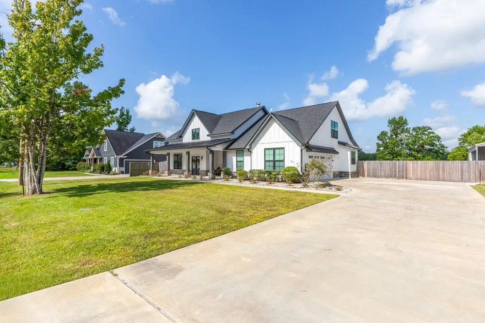 670 Dayna Lane Sour Lake, TX 77659