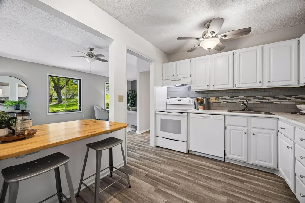 9701 Cimarron Trail Minnetonka, MN 55305