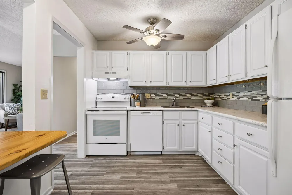 9701 Cimarron Trail Minnetonka, MN 55305