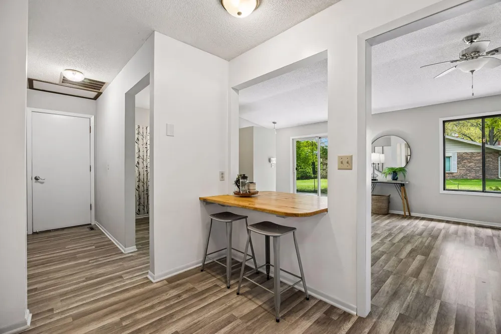 9701 Cimarron Trail Minnetonka, MN 55305