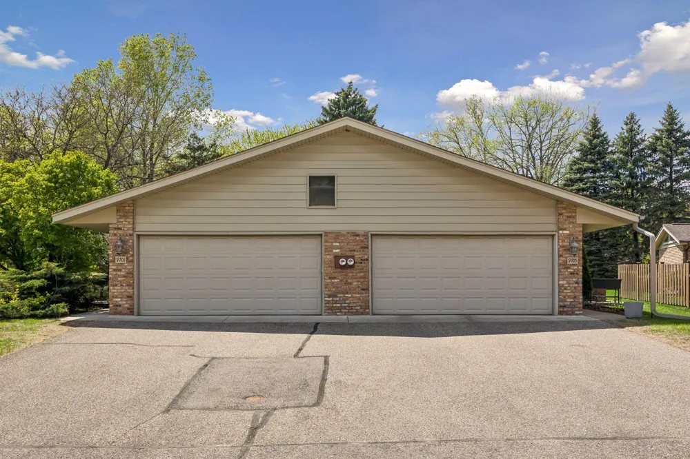 9701 Cimarron Trail Minnetonka, MN 55305