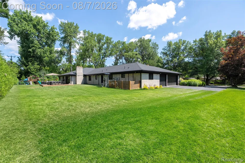 30695 Bruce Lane Franklin Village, MI 48025